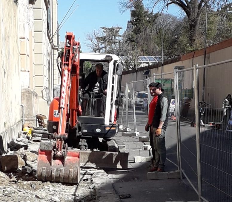 Lastricati e marciapiedi in centro storico, partiti i lavori Sindaco Conti: “Un grande intervento da 1,7 milioni che si aggiunge a 1,5 milioni di fondi PNRR per i lastricati di via dei Mille”