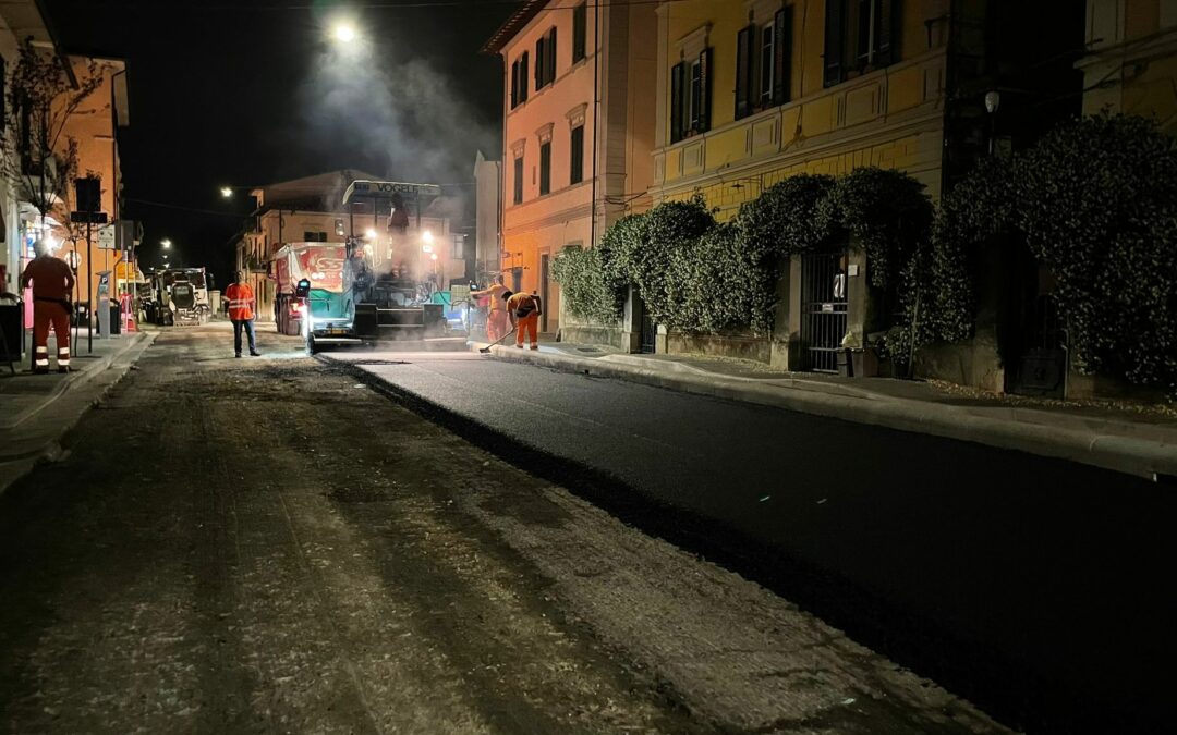 Nuovo manto stradale e riqualificazione dei marciapiedi: concluso l’intervento in un tratto di via Garibaldi