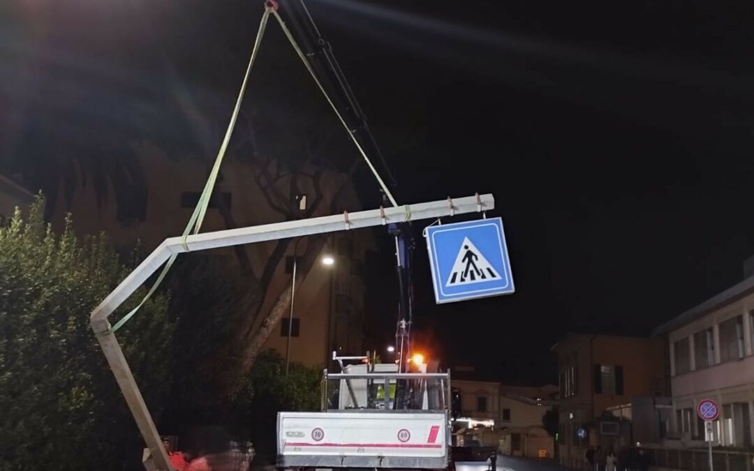 Iniziata la rimozione dei vecchi portali luminosi non più collaudabili