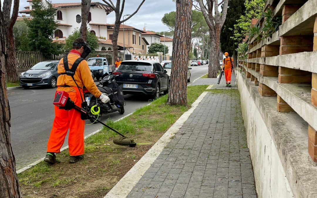 Procede il taglio erba sopra e sotto i marciapiedi