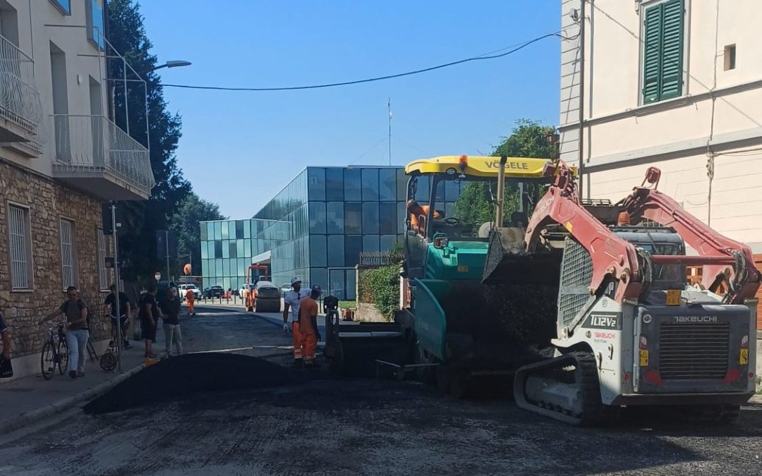 Via Garibaldi lunedì chiusa al traffico dalle 13 alle 17 per realizzare un attraversamento pedonale in quota