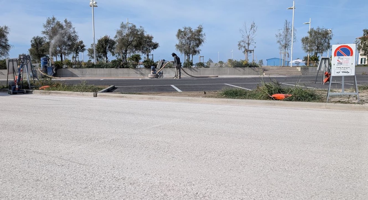 Marina di Pisa, piazza Viviani: iniziati i lavori di levigatura del nuovo parcheggio
